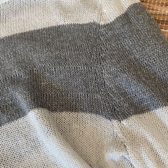 NWOT l/a thin sweater pointed bottom detail silver metallic thread running thru - Picture 4 of 4